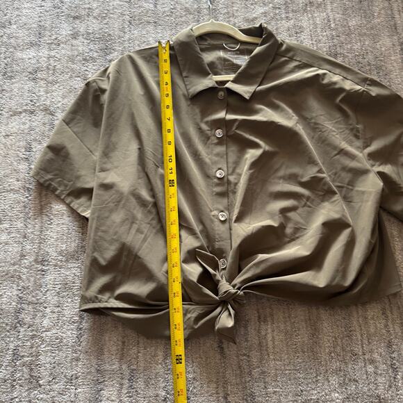 Wayre Tie Front Button Up Crop Travel Top in Fern Green XXXL - Picture 6 of 7